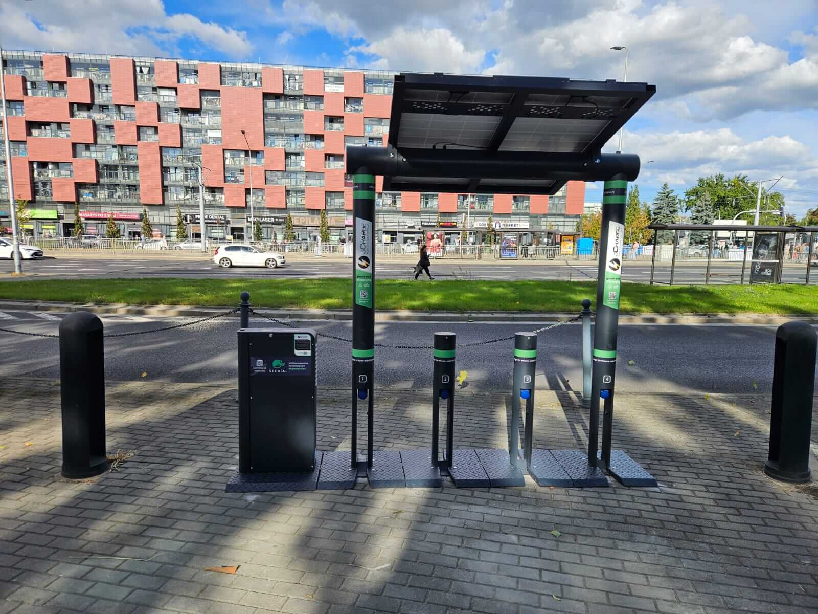 SEEDiA J-Charge Wrocław solar bike charging station